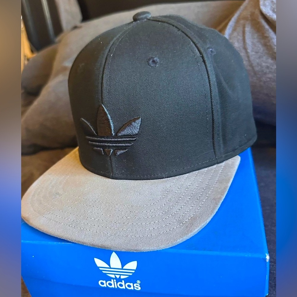 Adidas Black & Grey Snapback - Suede Brim - Embroidered Trefoil Logo